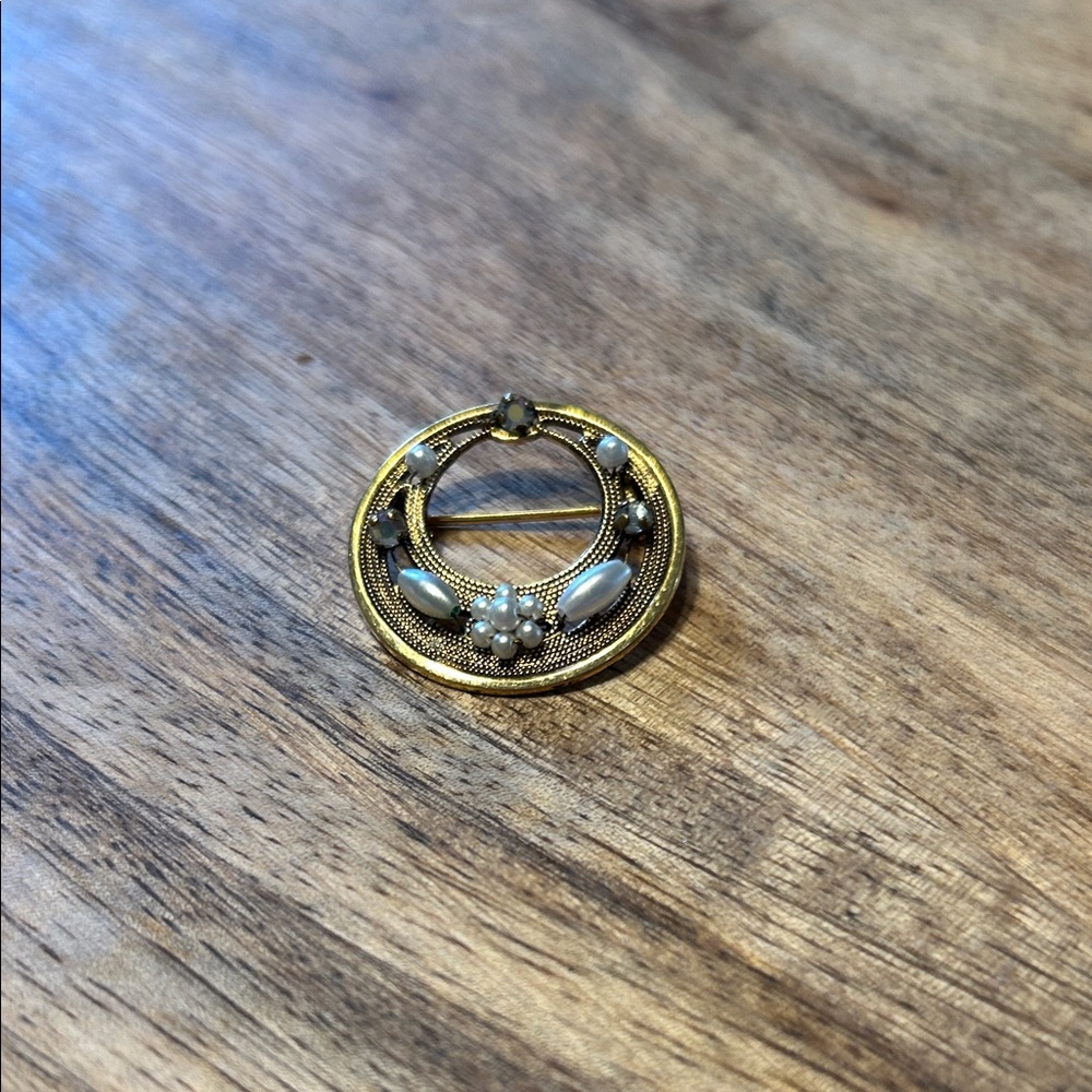 Vintage Gold Tone Round Filigree Brooch Pin w/Faux Seed Pearls Wreath Like Dsgn